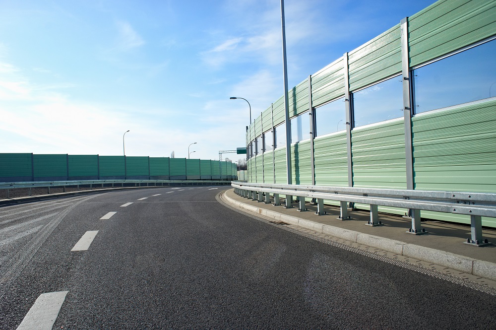 Jak i dlaczego montowane są bariery drogowe? Zajrzyj za kulisy drogowej bezpieczeństwa